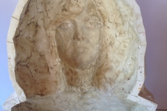 MAJA PEZELJ - Na tragu, 2015/2017., patinirani gips, 50x40x12cm