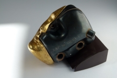 MANUELA PAUK : Iznutra-izvana, 2016., skulptura: akristal/željezo/zlatni listići, 10x6,8x7cm