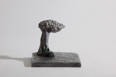 PETAR UJEVIĆ - Kipar ispod stabla na vjetru, 2015., skulptura: aluminij/poliester, 24x19x23,5cm