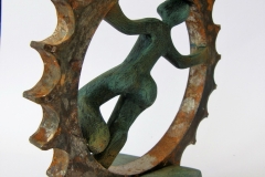 IRENA PODVORAC - U kotaču dužničkog ropstva, 2017., kombinirana tehnika: željezo, terracotta, gips, akril, 18,5x18x10cm