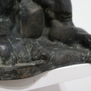 Sjedeća figura III, 1976.; bronca (detalj)