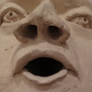 Glavonožac pjeva, 1977.; terakota (detalj)