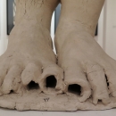 Glavonožac pjeva, 1977.; terakota (detalj)