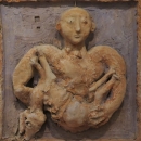 Mesarski momak, 1976.; reljef, terakota s engobom