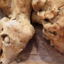 Mesarski momak, 1976.; reljef, terakota s engobom (detalj)