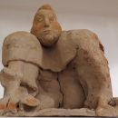 Sjedeća figura VII, 1976.; terakota