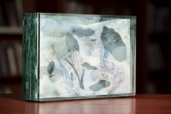 Nikolina Šimunović - U đardinu, akvarel, staklo, akvarel na papiru i mrežici-tkanini, 2019.