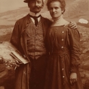 Menci Clement Crnčić i Lina ispred velike kompozicije Plase, 1910.