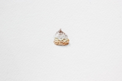 Nikolina Knežević - Mini Banoffee Pie; akvarel, akril, drvene bojice, 13x20mm, 2018.